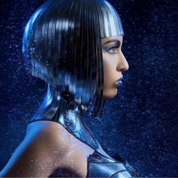 Cleopatra Metallic Silver Wig with Bangs **back in stock yipeee** - Picture 6 of 10